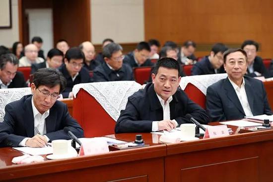 “政事儿”注意到,冯巩就完善社会治理、依靠法治建设推动影视行业健康发展提出建议。李克强回应道,社会治理既要完善法治,又要发挥文化修养、道德观念的力量。