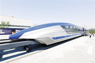 Fig. ② At 10: 50 on May 23rd, a high-speed maglev test prototype with a speed of 600 kilometers per hour in China was rolled off the assembly line in Qingdao. This marks a major breakthrough in the field of high-speed maglev technology in China. The picture shows the sample car of China's 600 km/h high-speed maglev test shot in Qingdao.