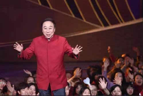 而今年的春晚,冯巩“把机会让给了年轻人”,他自己与家人团聚过除夕。