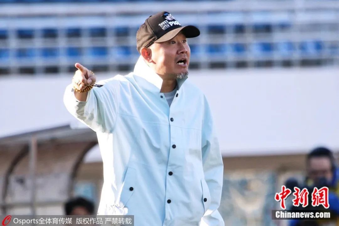 Data map: Beijing women's football coach Yu Yun leads the team in the game. Image source: Osports full sports photo agency