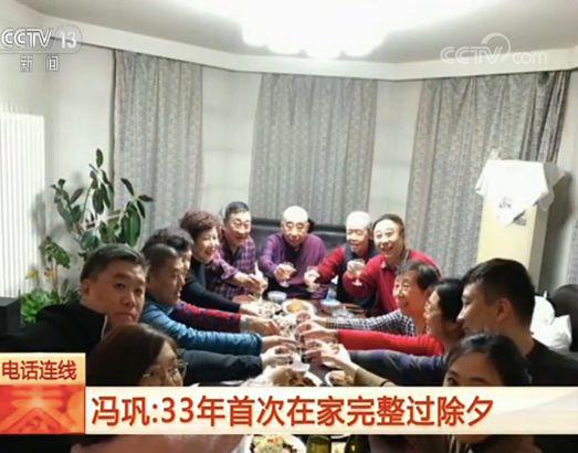 他表示,以前每年都是春晚结束后,他接上媳妇和儿子,一起回天津,到天津已经凌晨两三点了,鞭炮都放完了。“但今天我中午十一点就出发了,下午一点多就到了,我感到特别的欣慰和温暖。家里人也特别高兴,七八口人一起包饺子,快快乐乐喜乐融融的感觉是多年不见的。”