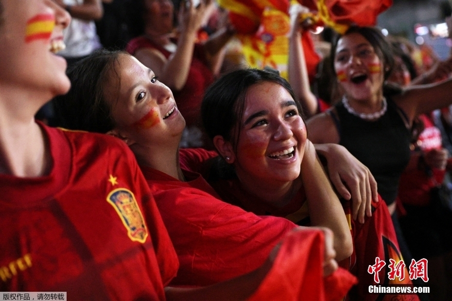Spanish fans celebrate the Spanish Women's World Cup.