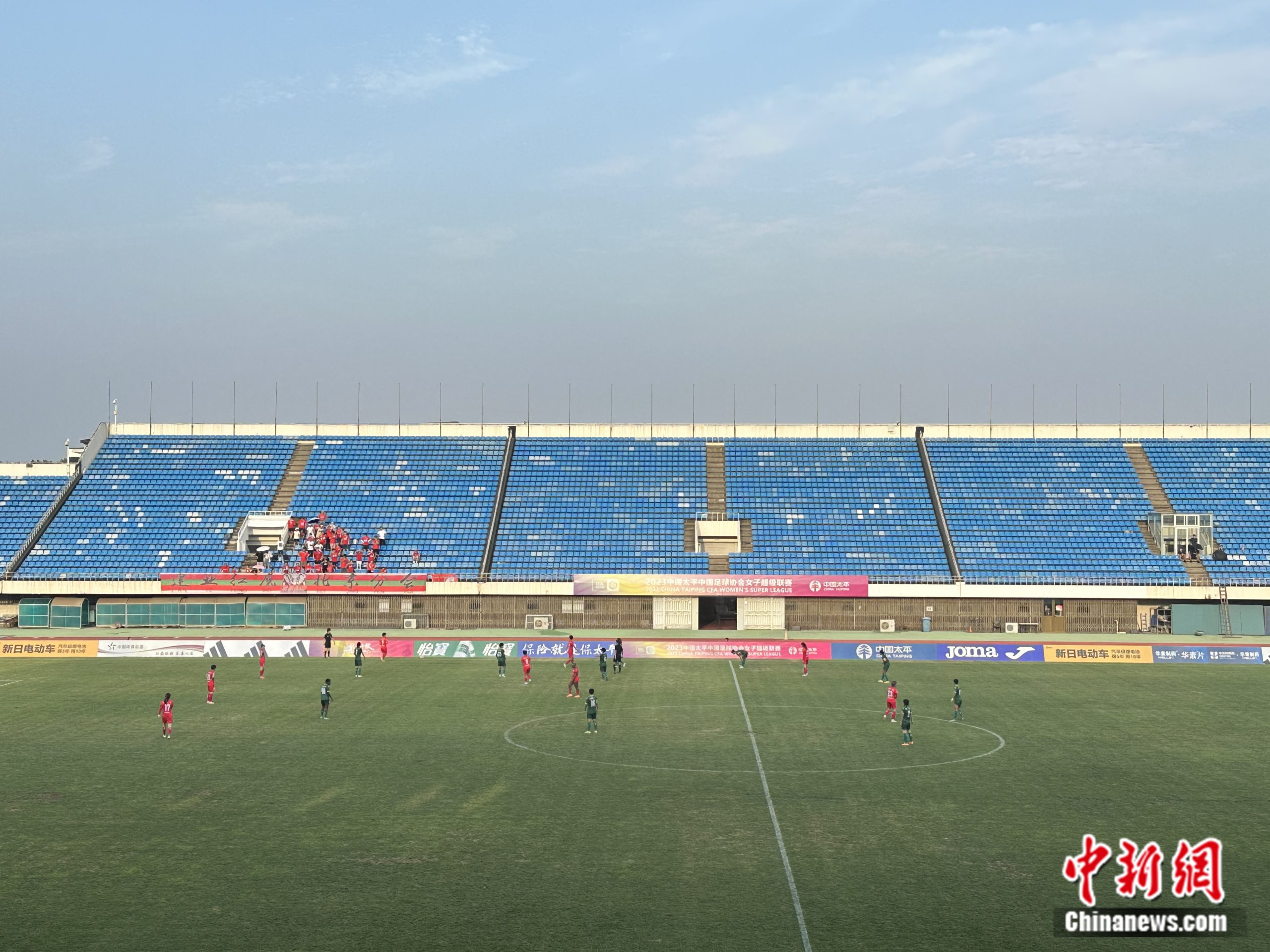 Beijing women's football team and Henan women's football team are in the game. Zhongxin. com reporter Yan Liqun photo