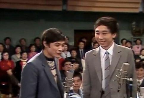 第二年,冯巩又与刘伟合作带来了《巧对影联》。1989年的春晚开始,冯巩与牛群搭档,留下了《点子公司》、《拍卖》等作品。