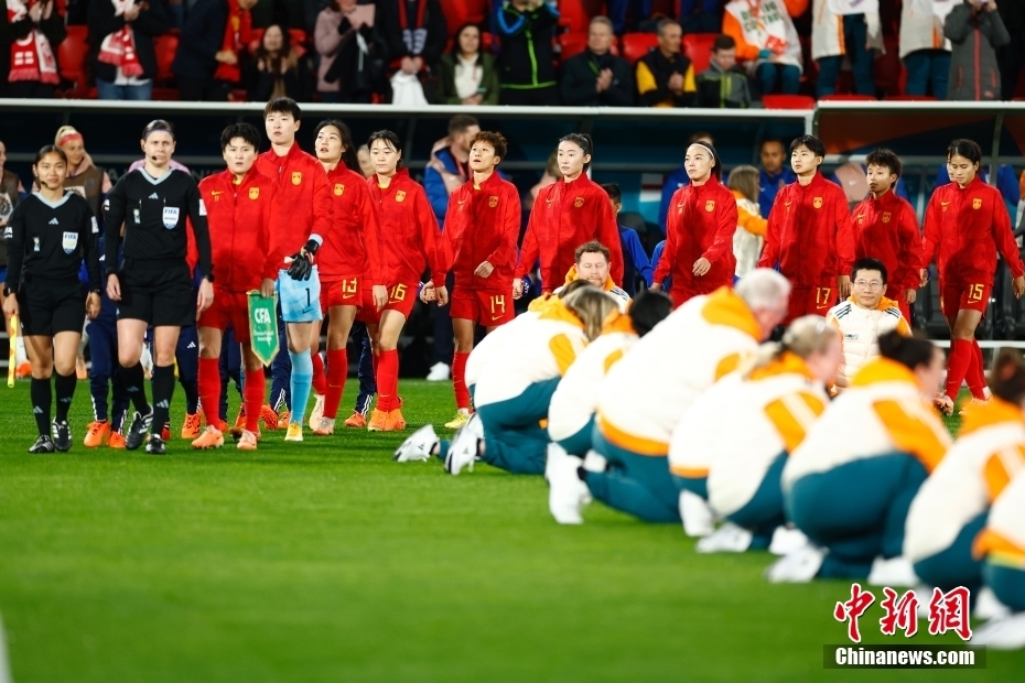 At this World Cup, the China Women's Football Team and the English Women's Football Team entered the stadium. China News Service reporter Futian photo