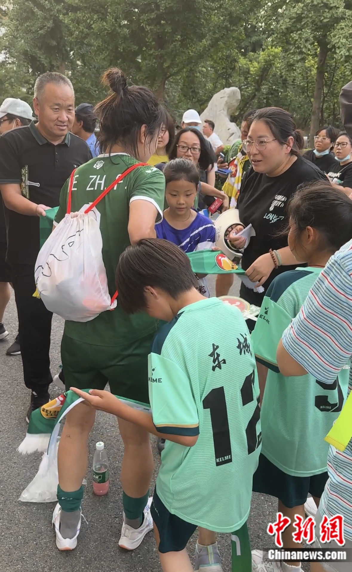 After the game, the players interacted with the fans. Zhongxin. com reporter Yan Liqun photo