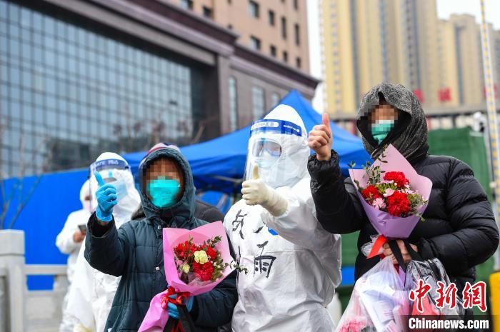 After nearly 10 days of careful treatment, the Guanggu Hospital of Hubei Maternal and Child Health Hospital welcomed the first batch of 16 COVID-19 patients to recover and be discharged on the morning of 29th.