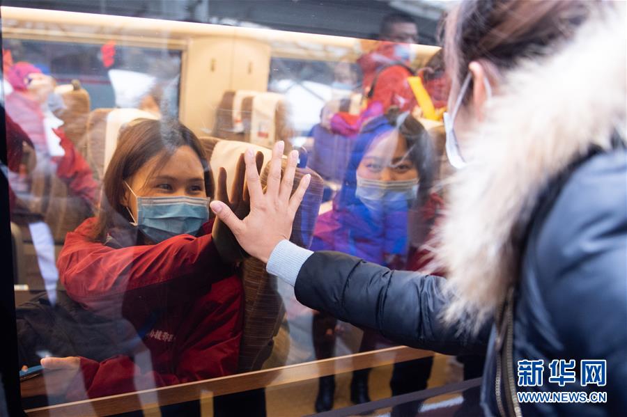On February 28th, the fifth batch of medical teams from Huanggang, Hubei Province, consisting of 34 members, set off from Changsha. This is the eighteenth batch of medical aid teams sent by Hunan to Hubei. Xinhua News Agency (photo by Chen Si Khan)