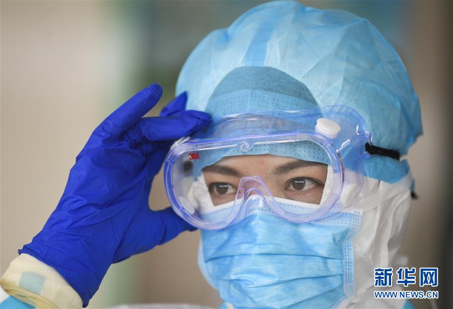 In the emergency ward of severe pneumonia in Chongqing Three Gorges Central Hospital, Huang Xia made protective preparations before entering the intensive isolation ward. Xinhua News Agency reporter Wang Quanchao photo
